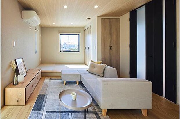 【リビング】リビングに隣接する畳コーナーを設けました。フラットな設計だから、小さなお子様が遊んでいても安心。3帖分のスペースがあるため寝所として使用すれば、1階だけで生活動線を完結できます。