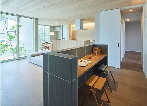 【スタディーコーナー】カウンターコーナーを設け、ひとつの空間の中で、家族それぞれの時間も過ごすことができます。