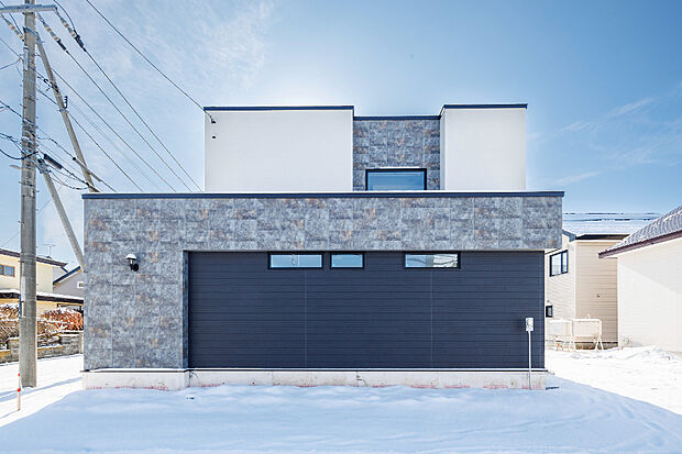 【外観】
断熱性能6を実現した構造により、冷暖房効率を向上。冬場の保温性や夏場の遮熱性を高めることで、快適な住環境を維持しながら光熱費の削減にも貢献します。