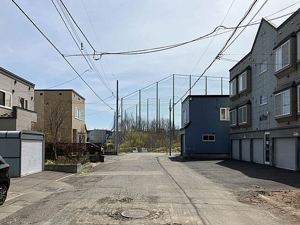 【現地写真】
車通りの少ない前面道路で駐車もスムーズ。小さなお子様との外出や、ペットとのお散歩にも心強いですね。
(2025年5月撮影）