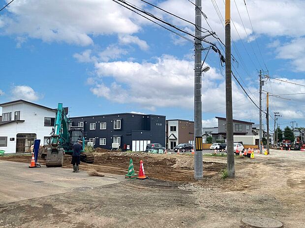 【現地写真】
角地を含む全3区画の売地が登場。お住まいが完成し建ち並ぶと、素敵な一画になりそうですね。
(2025年8月撮影）