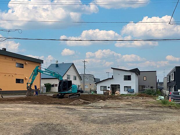 【現地写真】
南東・南西側が公道に面したうれしい立地の物件です。陽当り・風通し良好、暖かい陽射しを感じられます。
(2025年8月撮影）