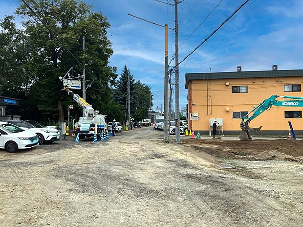 【現地写真】
前面道路の幅員は6m以上と広く、お車の出し入れもラクラク！お出かけにも便利な立地です。
(2025年8月撮影）