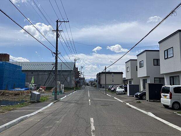 【現地写真】
きれいに舗装された前面道路は、お住まいの見栄えも良くしてくれますね。
(2026年5月撮影)
