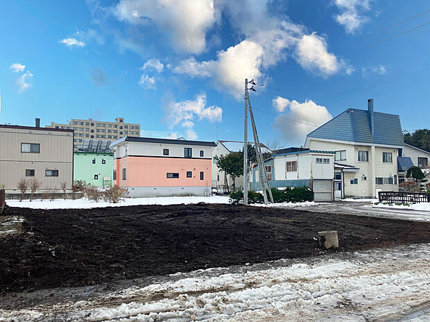 【現地写真】
現在更地につき解体費用が掛からず、お引渡し後はスムーズに建築を始められます。土地の広さや建設後のイメージもしやすいですね。
(2025年11月撮影)