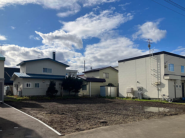 【現地写真】
JR千歳線「平和」駅まで徒歩約11分とアクセス良好、「南郷13丁目」駅も利用でき、通勤通学などの外出に便利な立地です。
(2025年11月撮影）