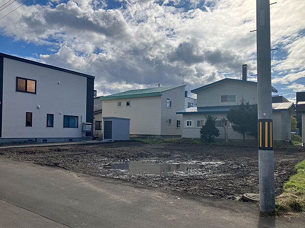 【現地写真】
現在更地につき解体費用が抑えられ、お引渡し後はスムーズに建築を始められます。土地の広さや建設後のイメージもしやすいですね。
(2025年11月撮影）