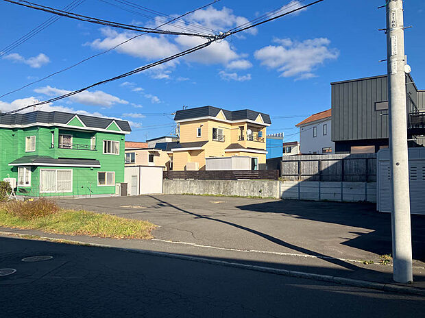 【現地写真】
周辺には高い建物が少なく陽当り良好です。幅員約8mの道路に面し開放感もあり、風通しも期待できます。
(2025年11月撮影）