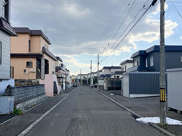 【現地写真】
前面道路は幅員約8mと開放感がございます。お車でのすれ違いや出し入れもスムーズに行えますね。
（2025年12月撮影）