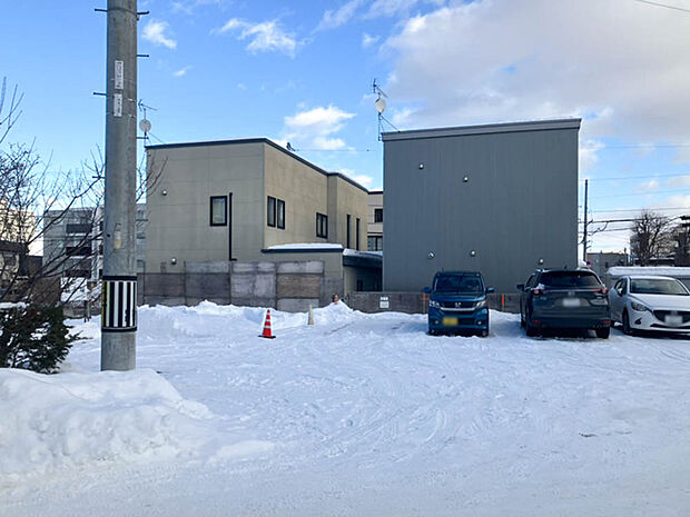 【現地写真】
全3区画の分譲地が登場しました。お住まいが完成し建ち並ぶと、素敵な一画になりそうですね。
（2026年1月撮影）