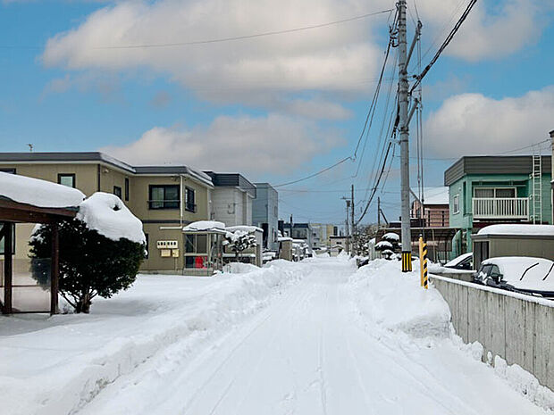 【現地写真】
幅員約18m南東側公道に面したうれしい立地の物件です。陽当り良好、暖かい陽射しを感じられます。
(2026年2月撮影)