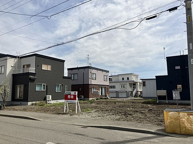 【現地写真】
前面道路は幅員約10mの広々とした公道です。周辺には高い建物も少なく広い空のもとで新生活がスタートできます。
(2026年5月撮影)