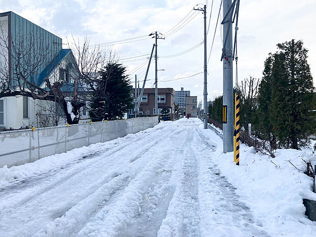 【現地写真】
広い公道に面し開放感がございます。お車でのすれ違いや駐車もスムーズにできますね。見通しの良い道路は安全性、防犯性も高まります。
（2025年12月撮影）