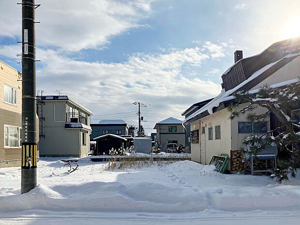【現地写真】
2026年5月完成予定の現地写真です。周辺には高い建物が少なく開放感があり、実際の広さ以上にゆったりとした印象を与えてくれます。
（2026年3月撮影）