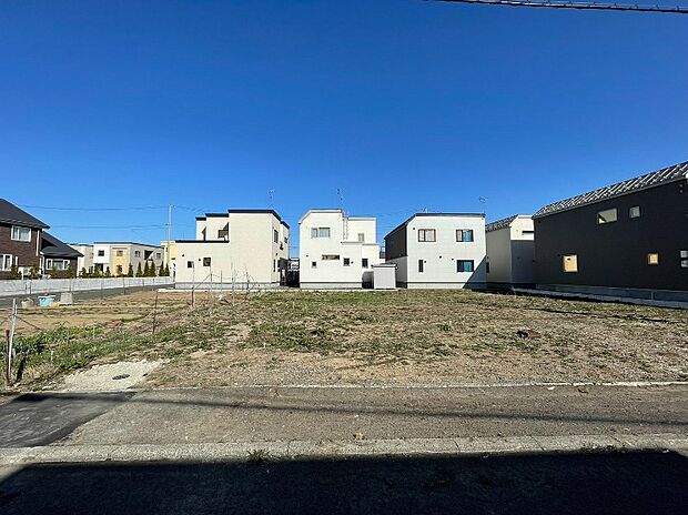【現地写真】
現況は更地となっており、解体費用が抑えられ、引き渡し後はスムーズな着工が可能です。
(2026年4月撮影)