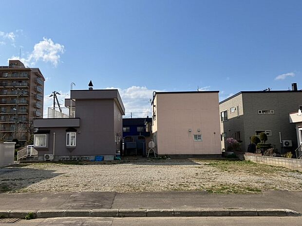 【現地写真】
間口も広く陽当り、風通しが期待できます。視覚的な広がりも感じ、実際の広さ以上にゆったりとした印象を与えてくれますね。
(2026年4月撮影)