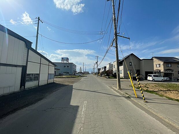 【西側 前面道路】
広い公道に面した区画で開放感がございます。お車でのすれ違いや駐車もスムーズに行えます。
(2026年4月撮影)