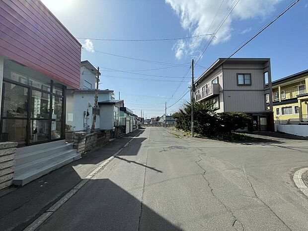 【現地写真】
小学校まで徒歩約5分と、お子様の通学環境も整っています。子育て世帯にもおすすめです。
(2026年4月撮影)