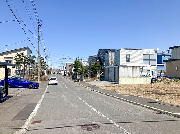 【現地写真】
広々とした道路に面しながら、車通りの少ない落ち着いた立地。子育てにも優しい環境となっております。
(2026年4月撮影)