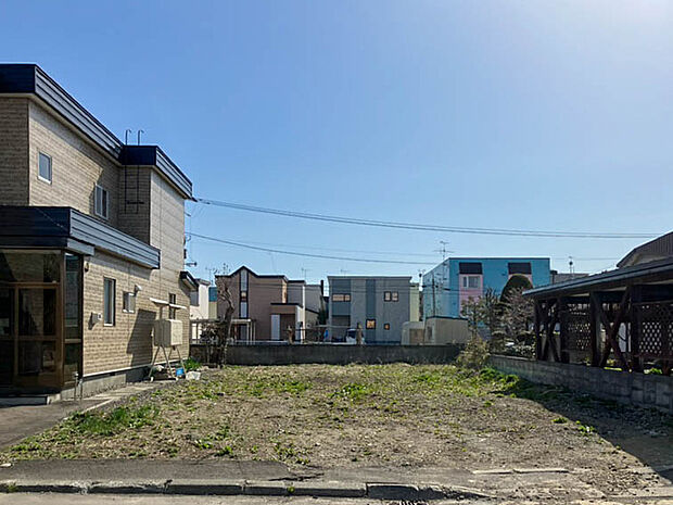 【現地写真】
既存建物がない更地のため、解体費用を抑えて建築可能。すぐに建築計画をスタートできます。
（2026年4月撮影）