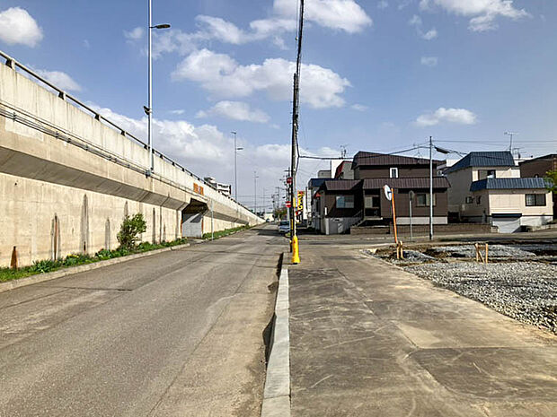 【現地写真】
のびのびと暮らせる住宅街の一画に登場の分譲地です。47~58坪のゆとりある敷地。建物が完成すると素敵な一画になりそうですね。
(2026年4月撮影)