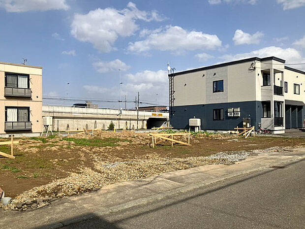【現地写真】
更地のため、土地の広さや状態を確認確認することができます。建築後のイメージも広がりますね。
(2026年4月撮影)