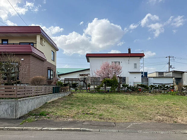 南東側道路に面し陽当り良好!暖かい陽光の感じられる明るくお住まいになりそうですね。
(2026年4月撮影)