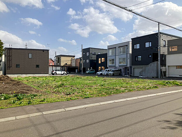 【現地写真】
角地を含む全2区画の売地が販売中です。明るく開放感あふれる立地で、快適に過ごせるお住まいが建てられそうですね。
（2026年4月撮影）