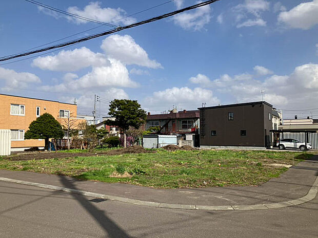 【現地写真】
JR「白石」駅まで徒歩約14分、落ち着いた住宅街の一画にあり住環境良好、子育てファミリーにもおすすめできる物件です。
（2026年4月撮影）