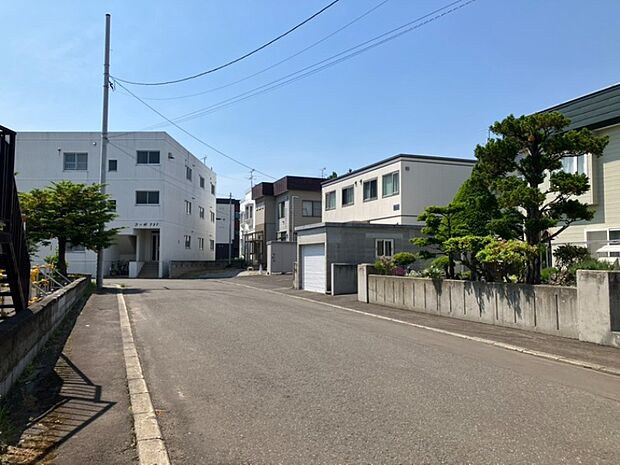 【現地写真】
周辺は敷地にゆとりのある住宅が建ち並ぶ、穏やかな住宅街。伸びやかな環境で子育て世帯にもおすすめです。
（2026年7月撮影）