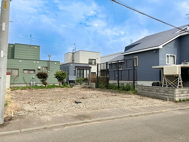 【現地写真】
第一種低層住居専用地域に位置し、低層住宅が建ち並ぶ穏やかな住環境。徒歩圏内に教育機関や生活利便施設が揃い、子育て世帯にもおすすめです。
(2026年6月撮影)
