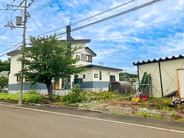 【現地写真】
コンビニやスーパーなどの商業施設が徒歩圏内に揃い、日々のお買い物にも困りません。ぜひ周辺環境と合わせて現地をご覧ください。
（2026年8月撮影）