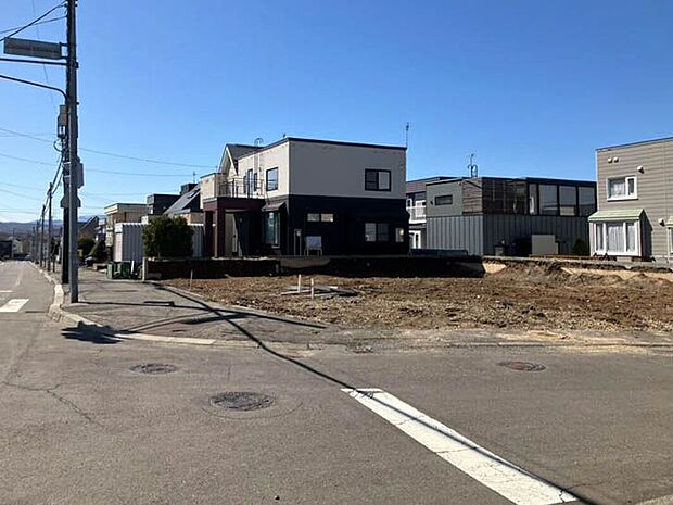 【【現地写真】】前面道路は幅員8ｍ～16ｍと開放感がございます。前面道路が広くきれいですと、お住まいの見栄えも良くなりますね。
（2025年4月撮影）