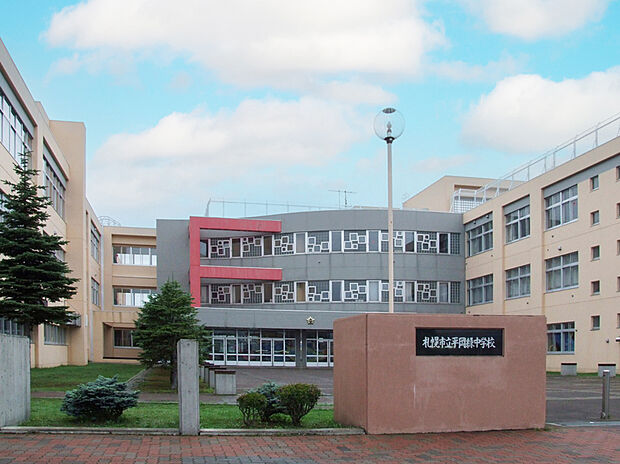 平岡緑中学校（約1,200m）