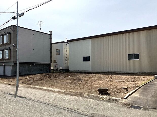 【【現地写真】】前面道路～建物間の距離を設けられる縦長形状の土地となっております。前面道路は北東側、幅員約8ｍのゆとりある公道です。
(2025年5月撮影）