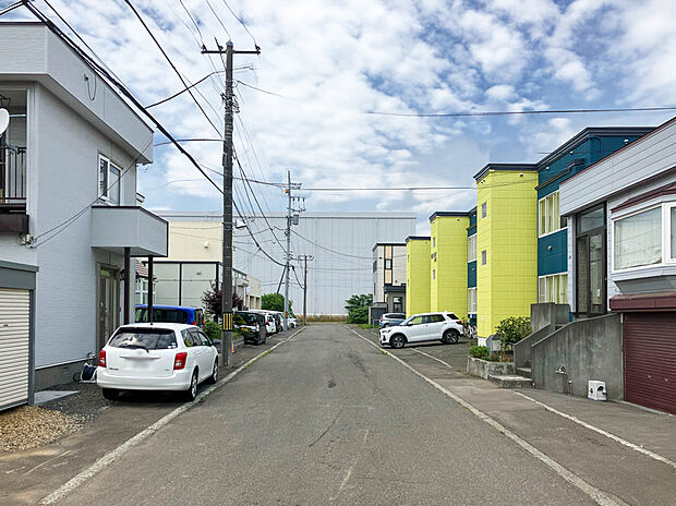 【【現地写真】】商業施設や教育機関が揃った暮らしやすい立地も魅力のポイント。子育て世帯にも優しい環境です。
（2025年7月撮影）