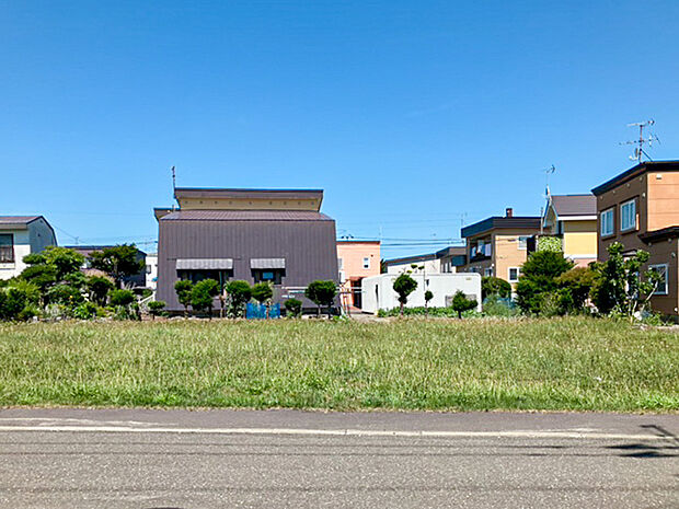 【【現地写真】】南東向きで陽当り良好。暖かい陽光と通り抜ける風を感じられる快適なお住まいが建てられそうですね。
(2025年7月撮影）