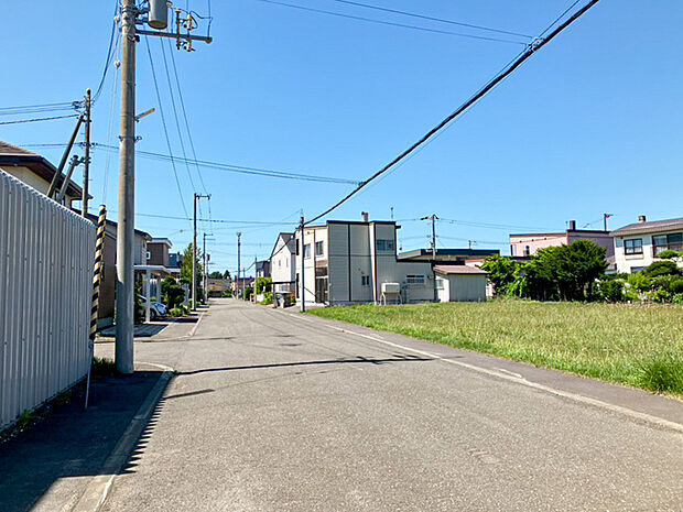 【【現地写真】】南東側、幅員約8ｍのゆとりある公道です。きれいに舗装された前面道路は、お住まいの見栄えも良くしてくれますね。
(2025年7月撮影）