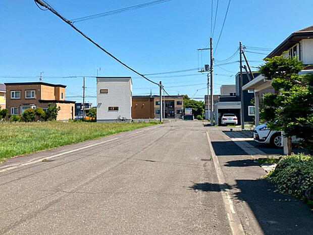 【【現地写真】】徒歩10分圏内には、教育機関や買物施設が揃い便利な環境。子育にも優しい立地です。
(2025年7月撮影）