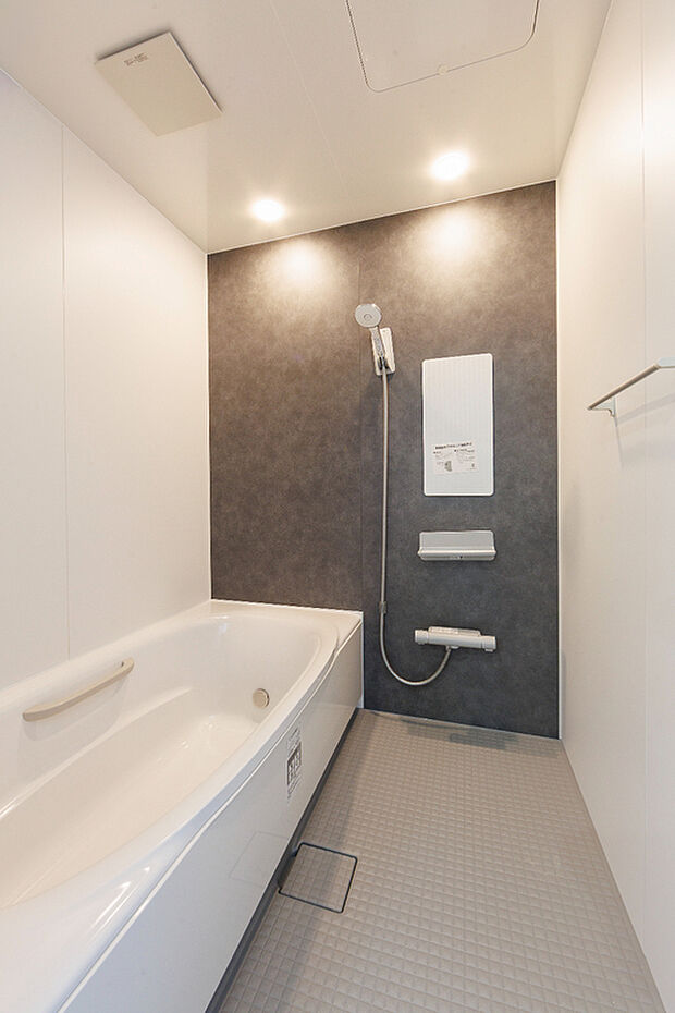 【【2号棟/浴室】】広々とした浴室は、ゆったりと1日の疲れを癒せる空間。落ち着いた雰囲気でリラックスでき、家族みんなが快適に過ごせるバスタイムを実現します。(2026年3月撮影)