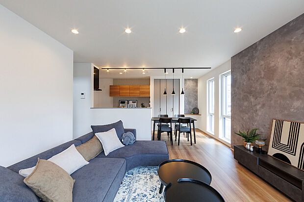 【【2号棟/リビング】】温かな空気に包まれた、家族の笑顔が広がる憩いの場。リビング階段を通じて会話が弾み、ゆったりとした時の中で、家族の絆とくつろぎを深めてくれる設計です。(2026年3月撮影)