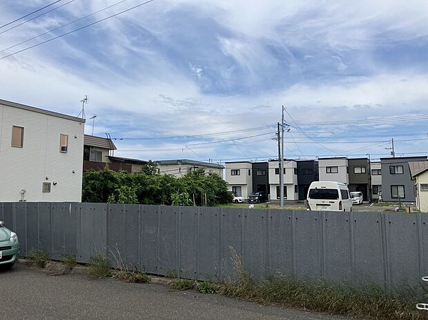 【【現地写真】】周辺には高い建物が少なく陽あたり良好、開放感がございます。明るく風通しの良い快適なお住まいになりますね。
(2025年8月撮影）