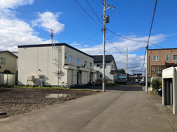 【【現地写真】】幅員約6mの公道に面し陽当り、通風良好、開放感がございます。明るく、気持ちの良い風を感じられるお住まいになりますね。
(2025年11月撮影）