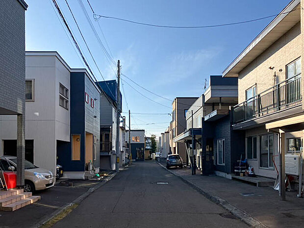 【【現地写真】】前面道路は2方とも幅員約6m！見通しが良くお車でのすれ違いや駐車もラクラクですね。
（2025年11月撮影）