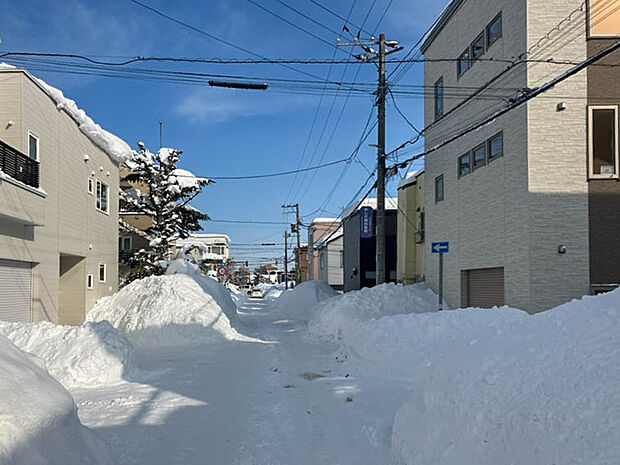 【【現地写真】】小学校まで徒歩約8分と低学年のお子様も無理なく通学できます。商業施設も多数揃い、生活しやすい環境です。
(2026年2月撮影)