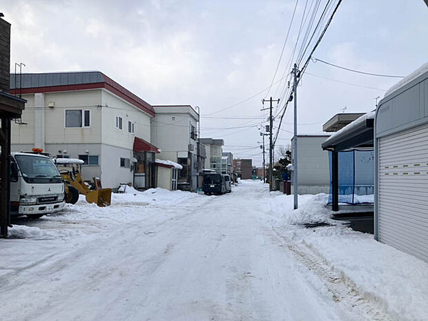 【【現地写真】】幅員約8mの公道に面しています。採光や通風を確保しやすいだけでなく、車庫入れもスムーズに行える区画です。
(2025年12月撮影)