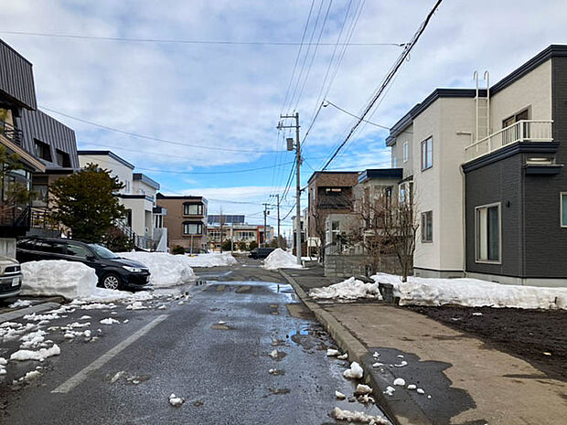 【【現地写真】】前面道路は幅員約10mの広々とした公道です。周辺には高い建物も少なく広い空のもとで新生活がスタートできます。
（2026年3月撮影）
