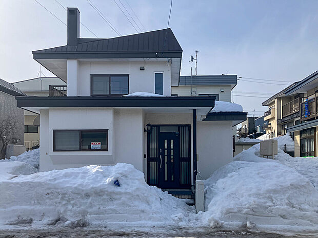 【【現地写真】】現在古家がございますが、2026年4月に解体、更地にてお引渡しになります。解体費用が掛からず、スムーズに建築を進められます。
（2026年3月撮影）