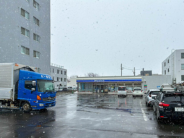 ローソン八軒2条東店（約450m）