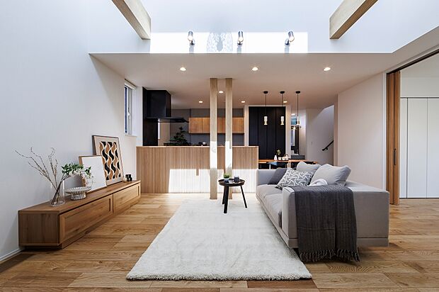 【【リビング】】大きな吹抜けが広がるリビングは、明るさと開放感が魅力。家族が自然と集まれる空間です。動線やレイアウトにも工夫を凝らし、日常の動きがスムーズにつながる設計に。
(2025年8月撮影)